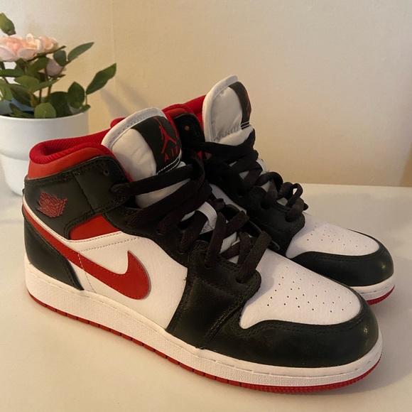 Air Jordan 1 (size 6.4y) fit a women’s 8 US - Picture 2 of 3